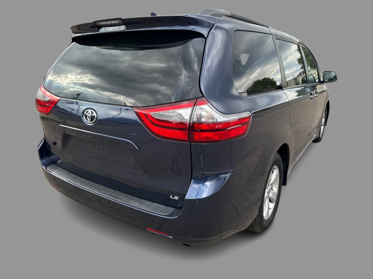 Used 2020 Toyota Sienna LE w/ LE Preferred Package FWD image 28
