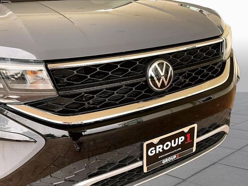 Used 2023 Volkswagen Taos SE w/ Panoramic Sunroof Package FWD image 28