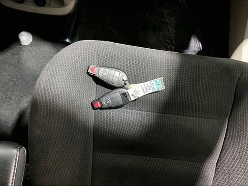 Used 2018 Dodge Grand Caravan SE w/ UConnect Hands-Free Group image 37