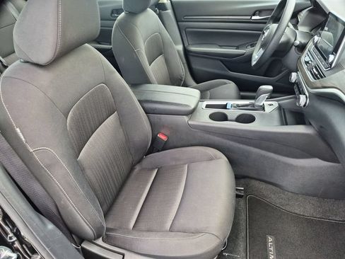 Used 2025 Nissan Altima 2.5 SV FWD image 30