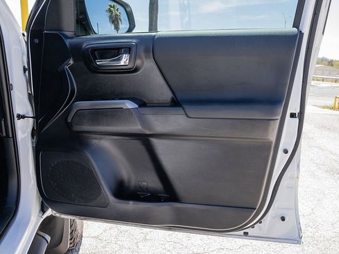 Used 2020 Toyota Tacoma TRD Sport w/ Technology Package image 12