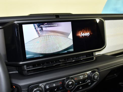Used 2025 Jeep Wrangler Unlimited Sahara AWD/4WD image 20