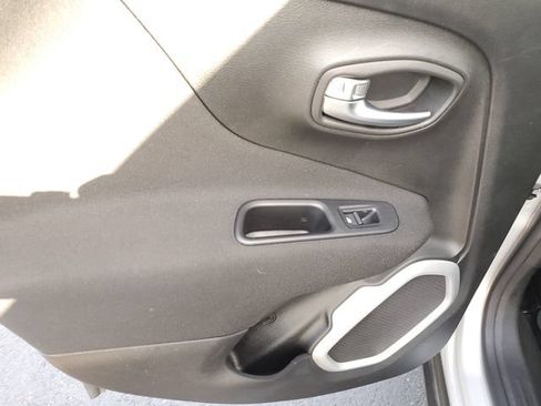 Used 2018 Jeep Renegade Latitude FWD image 15