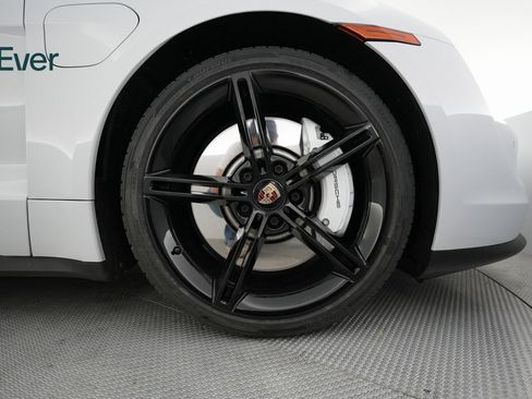 Used 2022 Porsche Taycan image 18