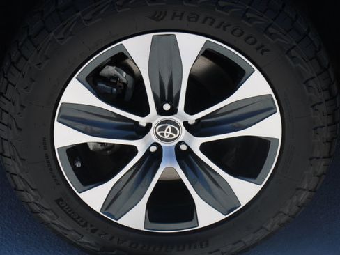 Used 2022 Toyota Highlander XLE AWD/4WD image 9