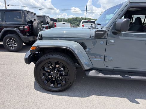 Used 2025 Jeep Wrangler Unlimited Sahara AWD/4WD image 11
