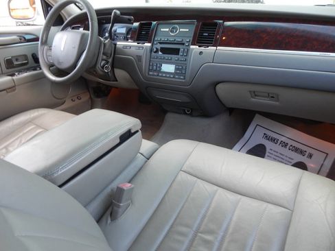 Used 2007 Lincoln Town Car Signature image 33