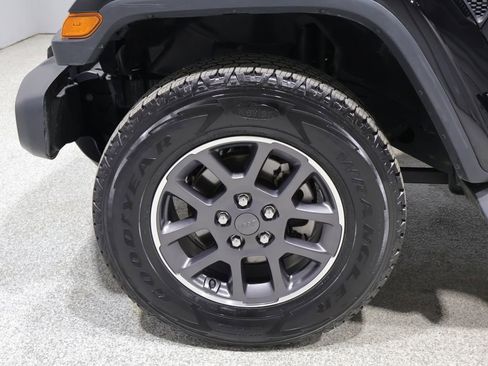 Used 2020 Jeep Gladiator Overland AWD/4WD image 8