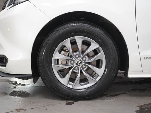 Used 2021 Toyota Sienna XLE AWD/4WD image 30
