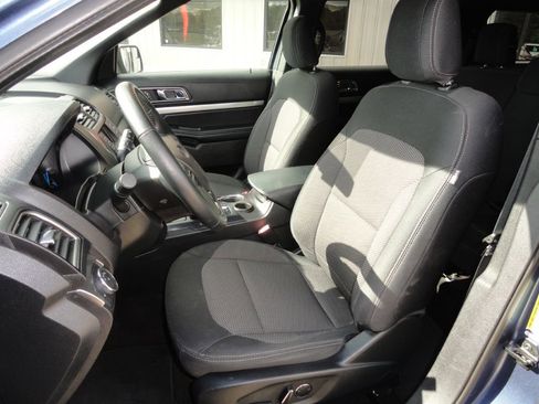 Used 2018 Ford Explorer XLT image 11