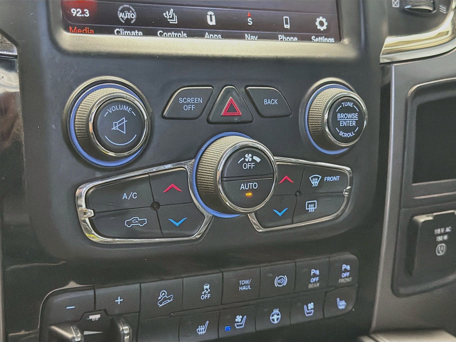 Used 2018 RAM 2500 Laramie w/ Sport Appearance Group AWD/4WD image 10