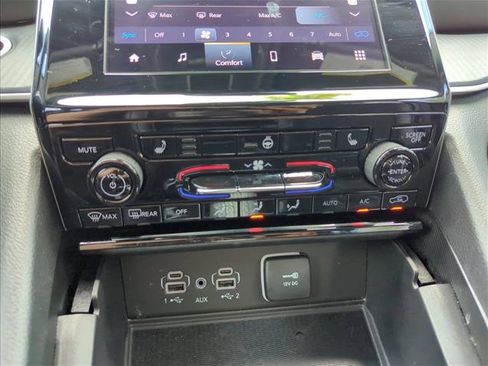 Used 2024 Jeep Grand Cherokee Altitude RWD image 11