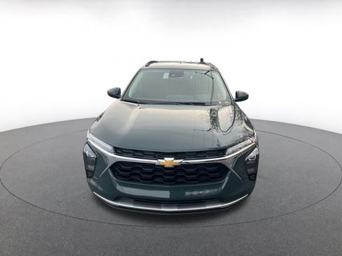 Used 2025 Chevrolet Trax LT image 2