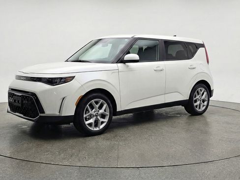 Used 2025 Kia Soul LX w/ LX Technology Package FWD image 3
