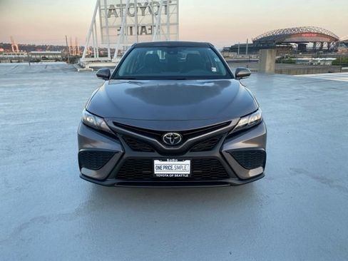 Used 2022 Toyota Camry SE FWD image 3