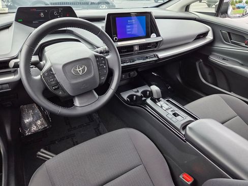 Used 2025 Toyota Prius LE FWD image 7