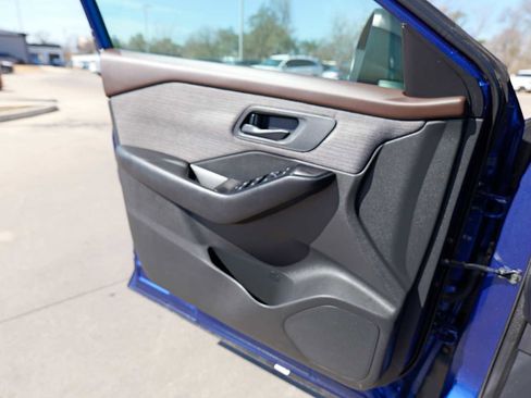 Used 2023 Nissan Rogue S image 19