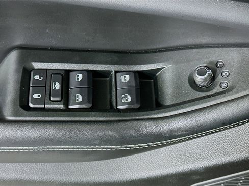 Used 2025 Jeep Grand Cherokee Altitude image 15