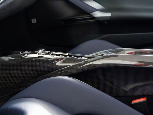 Used 2022 Ferrari SF90 Spider image 6