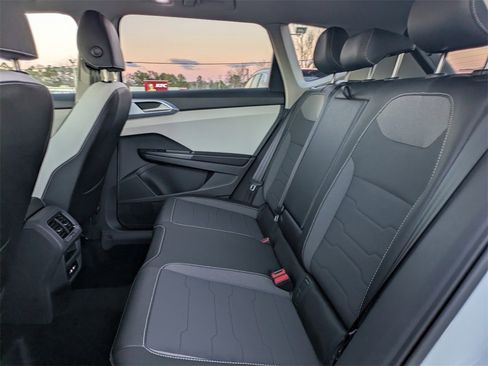 New 2026 Volkswagen Taos SE image 14