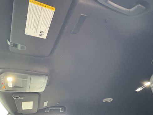 Used 2025 Chevrolet Traverse LT image 34