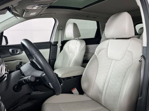 Certified 2025 Kia Sorento EX w/ Panoramic Sunroof Package FWD image 11