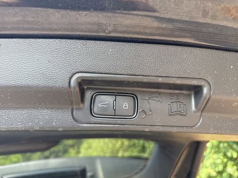 Used 2021 Ford Explorer XLT image 18