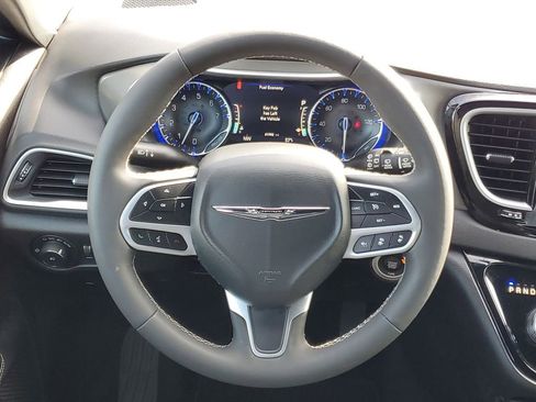 Used 2025 Chrysler Pacifica Select FWD image 27