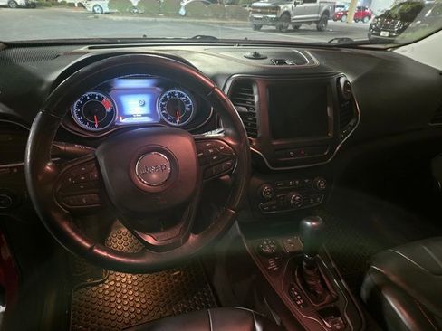 Used 2019 Jeep Cherokee Trailhawk image 10