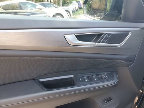 Certified 2024 Volkswagen Atlas Cross Sport SE FWD image 25