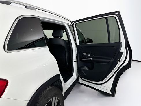 Used 2025 Mercedes-Benz GLB 250 4MATIC image 31