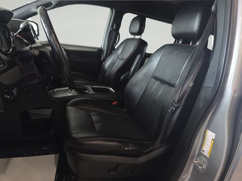 Used 2018 Dodge Grand Caravan GT FWD image 12