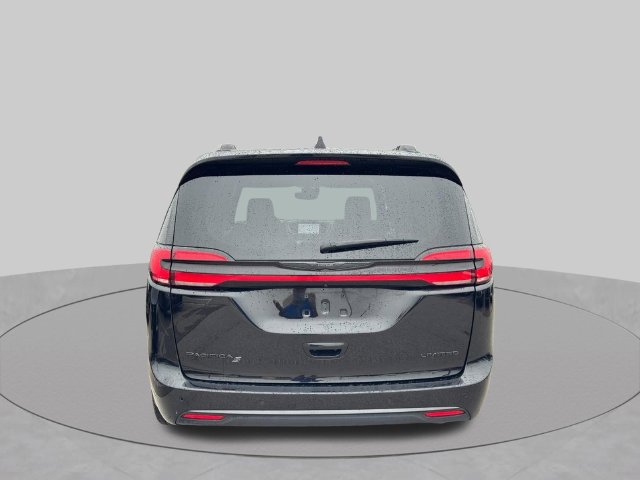 Used 2025 Chrysler Pacifica Limited FWD image 4