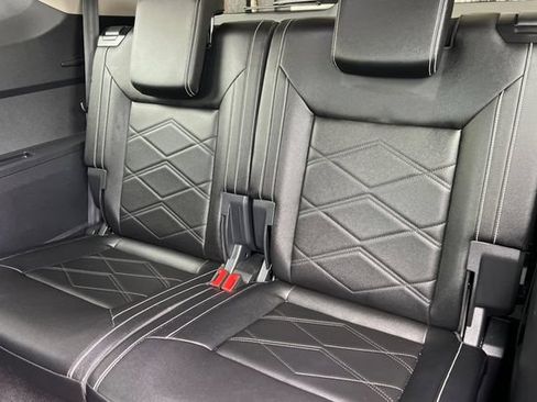 Used 2025 Volkswagen Atlas SE FWD image 17