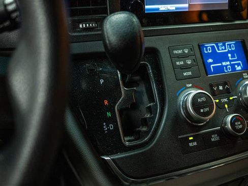 Used 2016 Toyota Sienna LE image 18