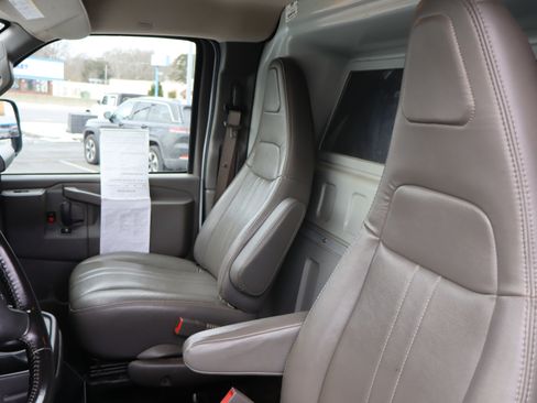 Used 2022 Chevrolet Express 3500 Extended w/ Driver Convenience Package image 16