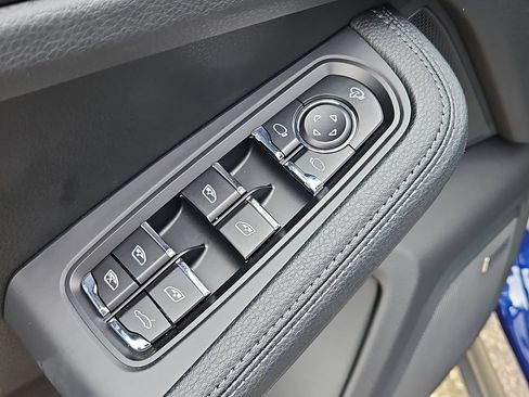 Certified 2026 Porsche Macan AWD/4WD image 23