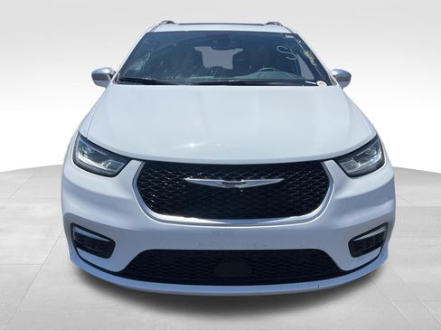 Used 2022 Chrysler Pacifica Pinnacle FWD image 2