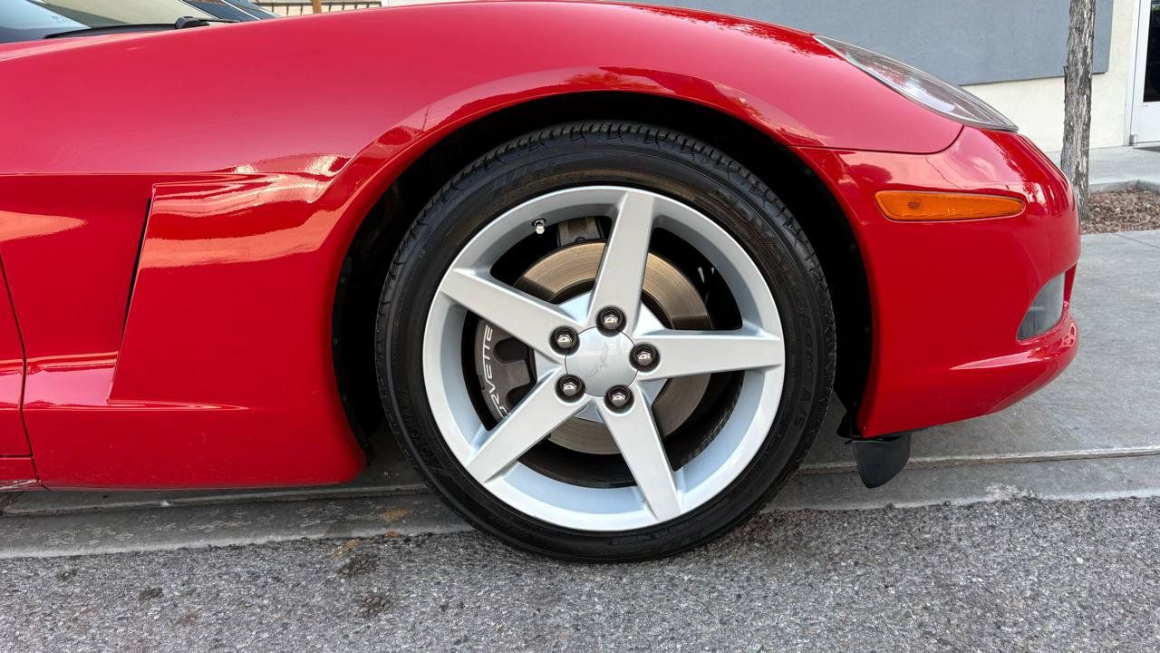 Used 2007 Chevrolet Corvette Coupe RWD image 2