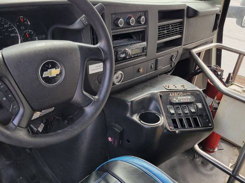 Used 2015 Chevrolet Express 4500 w/ Shuttle Bus Package RWD image 9