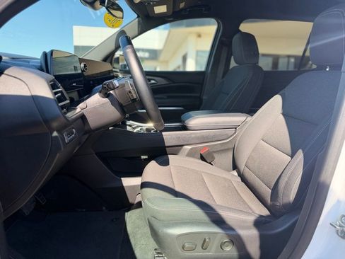 Used 2025 Chevrolet Traverse LT FWD image 9