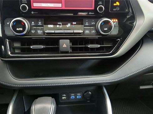 Used 2022 Toyota Highlander XLE AWD/4WD image 32