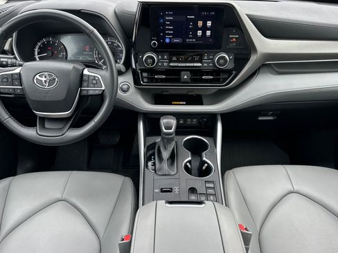 Used 2023 Toyota Highlander XLE image 12