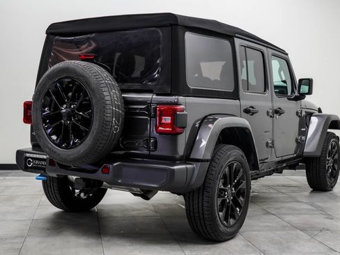 Used 2024 Jeep Wrangler Unlimited Sahara w/ Technology Group AWD/4WD image 12