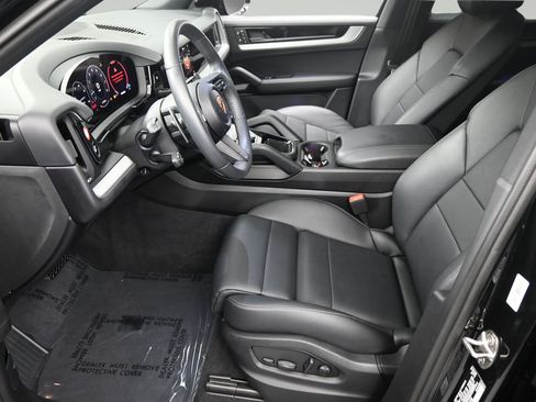 Certified 2025 Porsche Cayenne AWD/4WD image 6