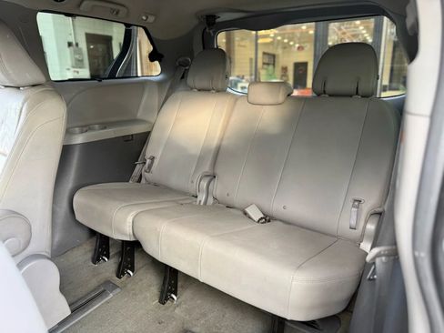 Used 2016 Toyota Sienna Limited image 26
