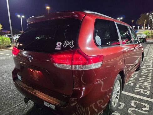 Used 2013 Toyota Sienna XLE FWD image 5