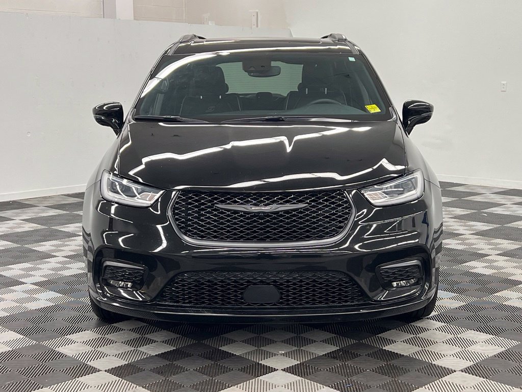 Used 2025 Chrysler Pacifica Limited FWD image 2
