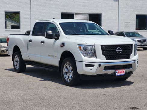 Used 2024 Nissan Titan SV w/ SV Convenience Package image 3