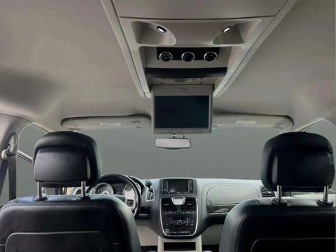 Used 2014 Chrysler Town & Country Touring image 12